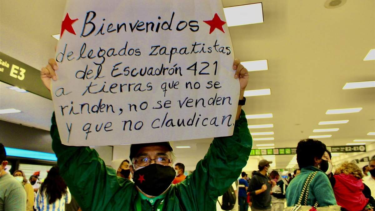 Un grupo de personas esperó a la delegación en la terminal del aeropuerto