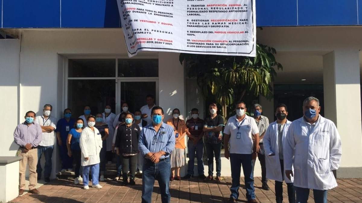 Trabajadores de la salud durante su paro de labores en Puebla