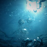 Qué significa soñar con agua clara, turbia o en movimiento, según los expertos