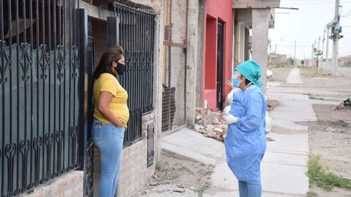 Agente sanitaria recorre casa por casa. Fuente: (Twitter)