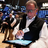 Wall Street y el dólar caen mientras los inversores se alejan más de EU