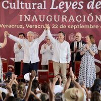 AMLO esquiva botellazo en su última gira por Veracruz (Video)
