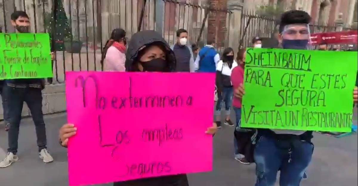 La protesta de restauranteros en el zócalo de la CDMX