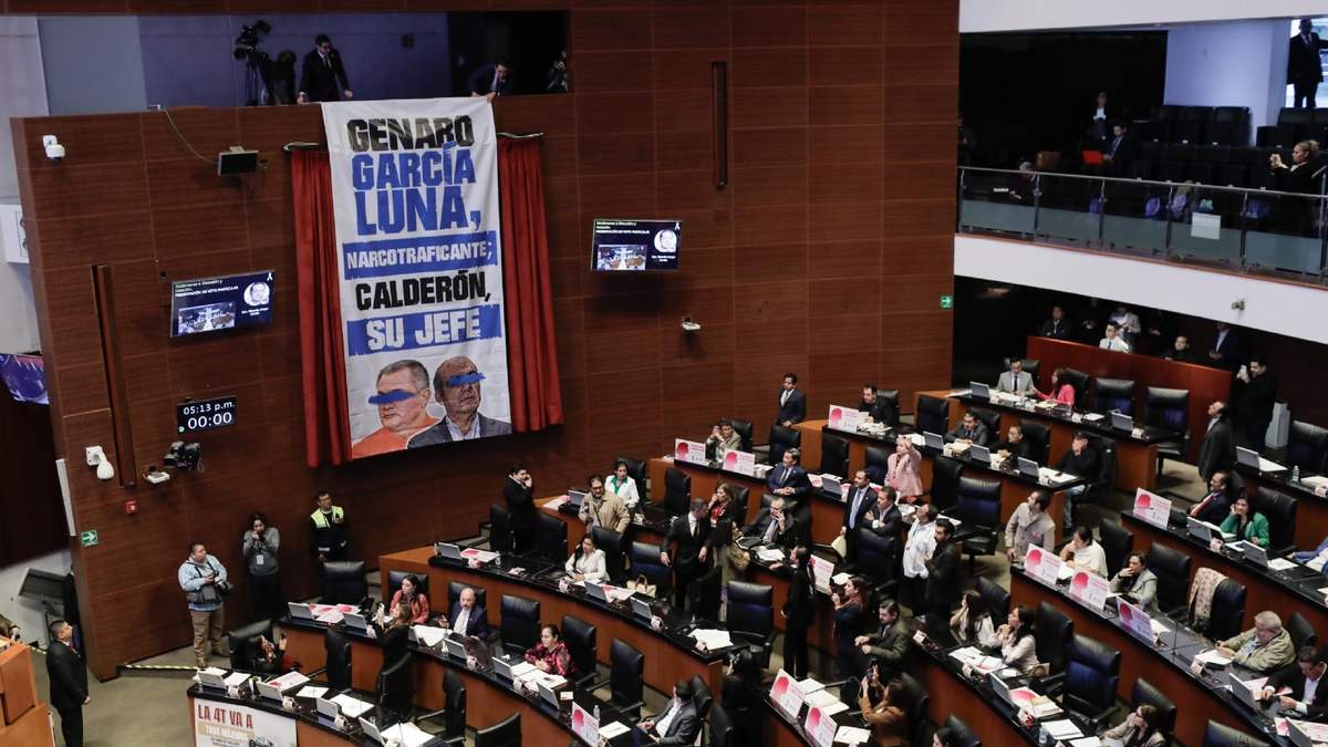 Senadores de Morena pusieron una lona de Genaro García Luna y Felipe Calderón en la sesión del miércoles