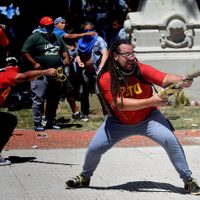 Agarraron al "hombre mortero", el manifestante que agredió a la policía durante una protesta
