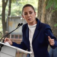Sheinbaum evita opinar sobre Ebrard, reitera que no renunciará y descarta suspender viajes