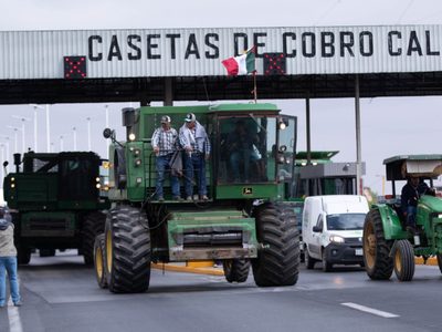 Transportistas y productores elevan presión ante inseguridad y bloquean vías en cinco estados