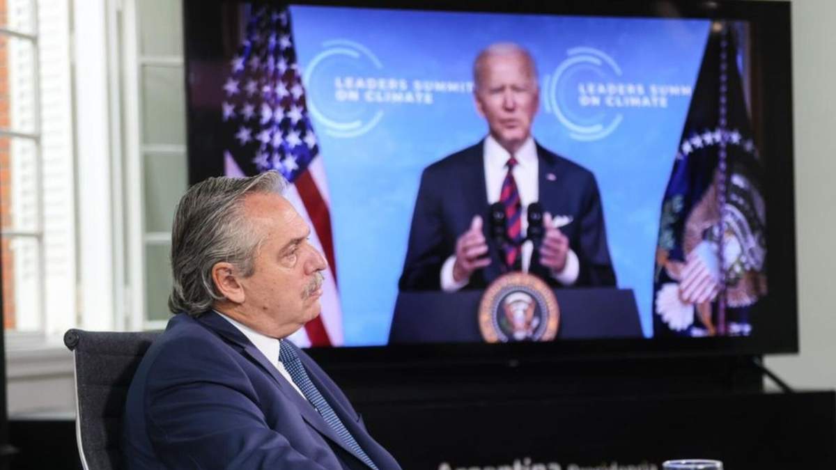 El presidente de la Nación, Alberto Fernández, en comunicación con su homólogo norteamericano, Joe Biden. Fuente (Twitter)