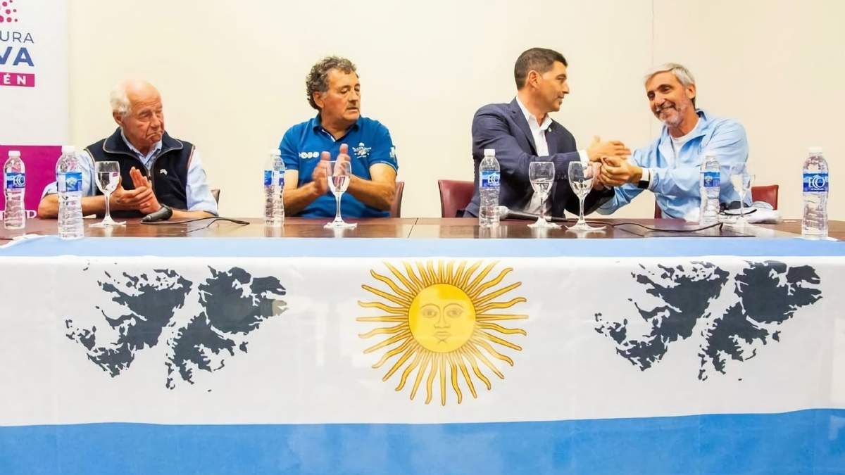 Marcos Koopmann, junto a los protagonistas del Plan Humanitario “Malvinas”. Fuente: (Twitter)