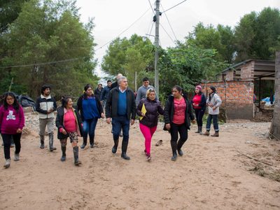 Socorro para los más necesitados: Morales brindó ayuda a dos de los barrios más carenciados