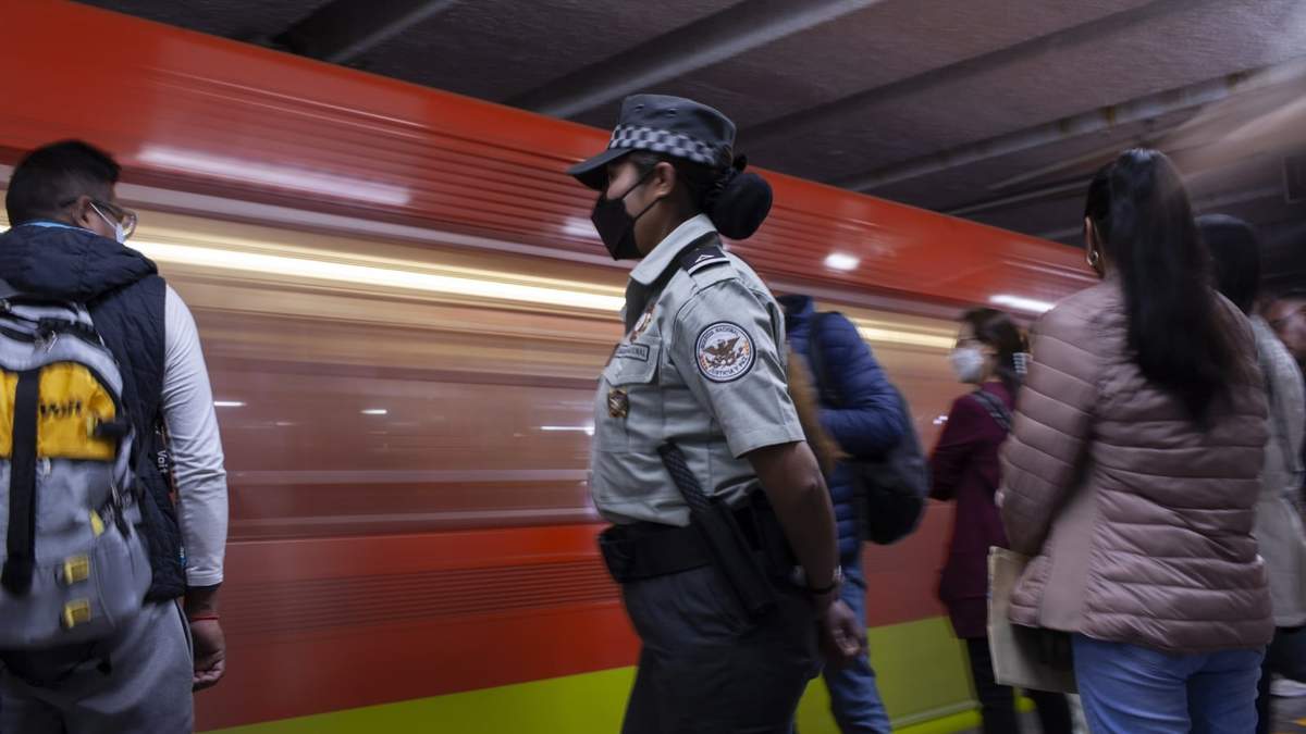 Elemento de la Guardia Nacional en el Metro
