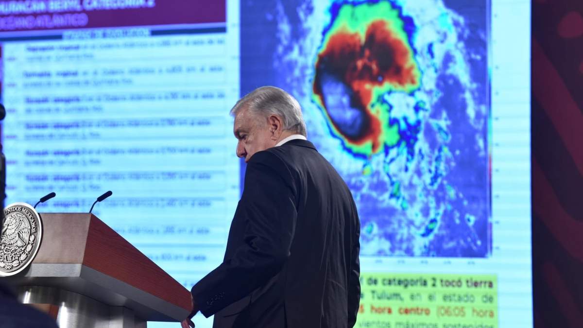 El presidente Andrés Manuel López Obrador recibió el reporte de los daños por el huracán Beryl en Quintana Roo