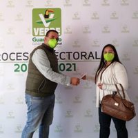 Balean auto de candidata del PVEM en Acámbaro; intenta denunciar pero no encuentra personal en el MP
