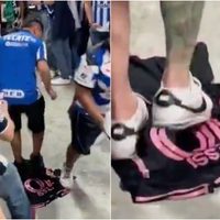 Aficionados de Rayados de Monterrey pisotean la playera de Messi (Video)