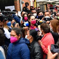 Tras emitir su voto, en medio de un tumulto, Sheinbaum exhorta a los ciudadanos a salir a votar