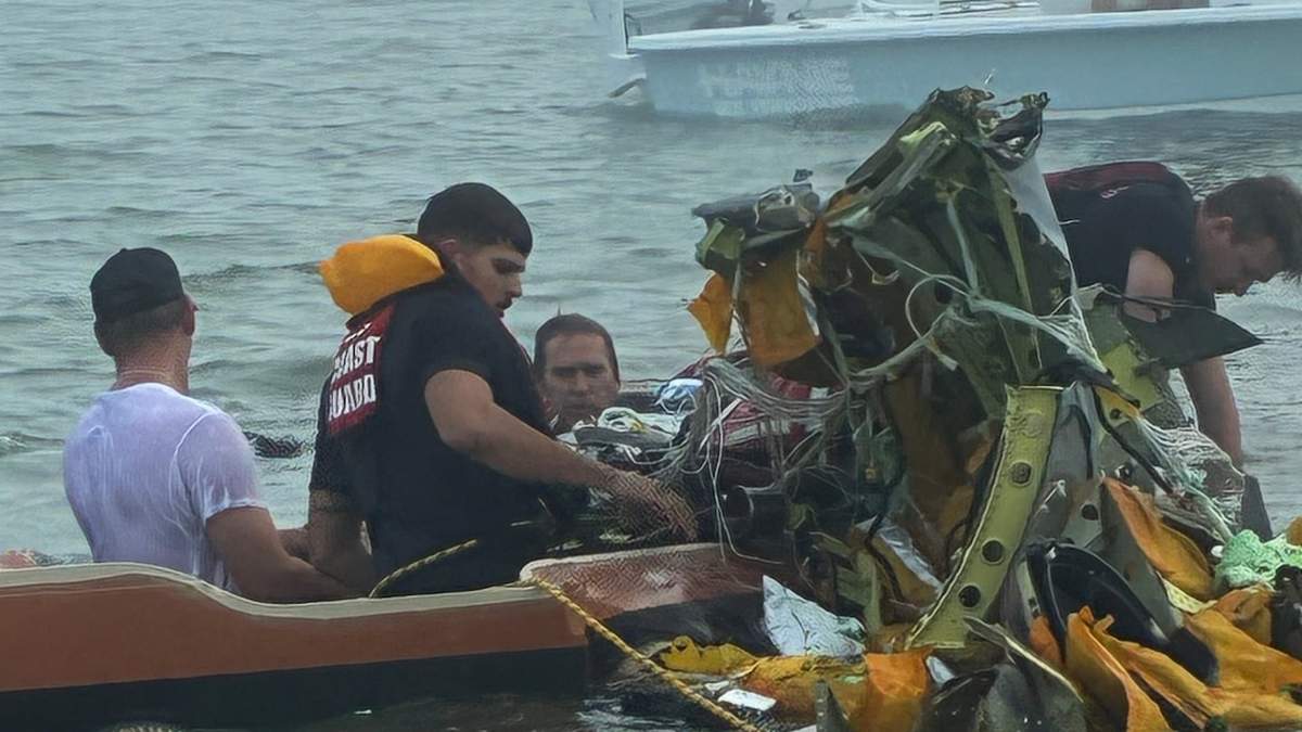 Autoridades y voluntarios responden a un accidente aéreo de la Armada de México cerca de Galveston, Texas