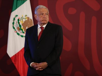Nunca me ha importado el dinero, no traigo cartera. Mi mujer es la que administra mi ingreso: AMLO