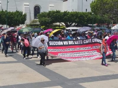 Chiapas: marchan maestros, estudiantes y padres de familia para exigir liberación de normalistas