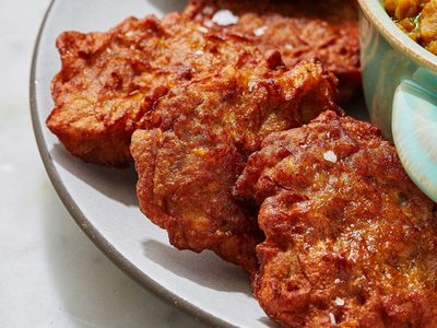 Bhajis o buñuelos de cebolla: la receta india crujiente y llena de sabor, ideal para una picada