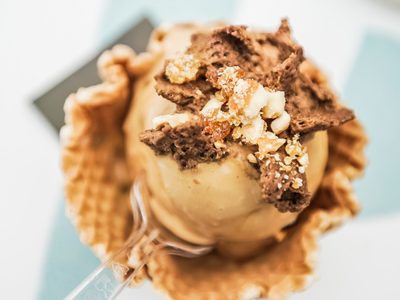 No gastés más en postre: prepará este rico helado con un sobre de flan y mucho dulce de leche