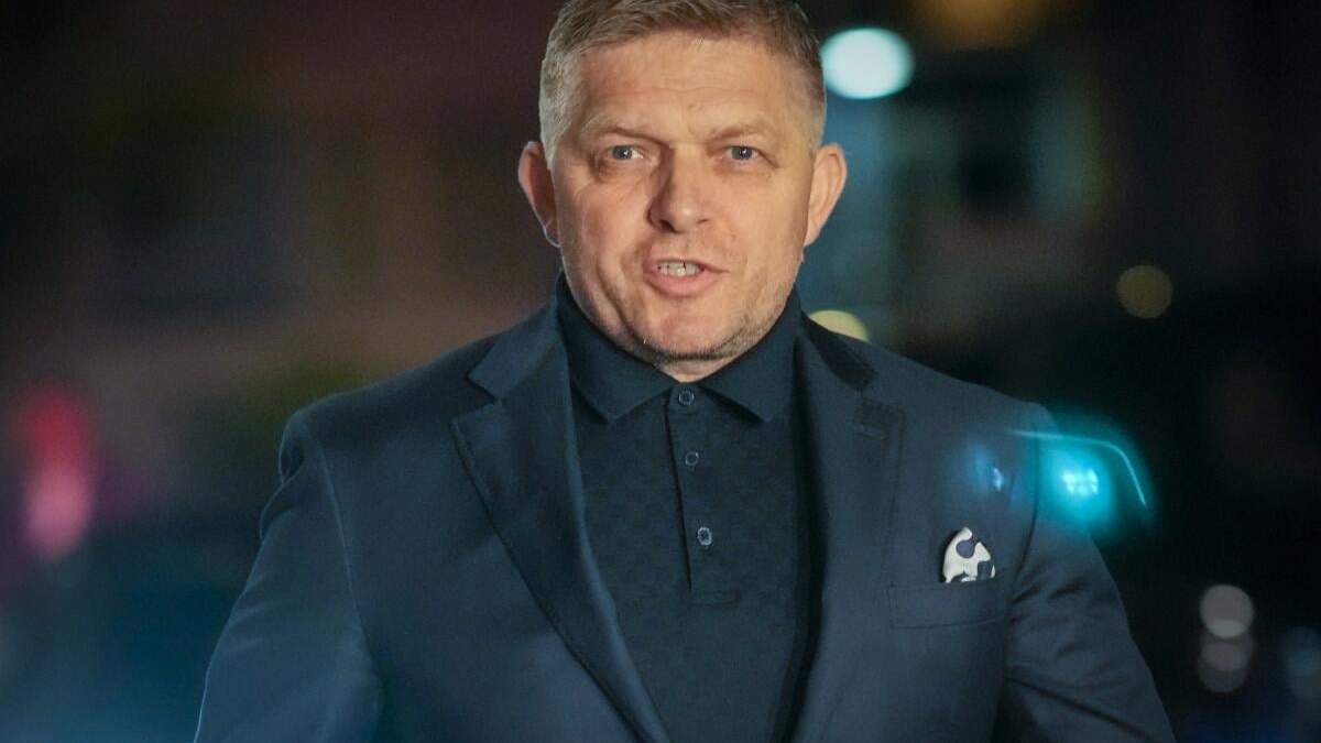 l ex primer ministro de Eslovaquia Robert Fico llega a la sede de su partido tras el cierre de los centros de votación en unas elecciones parlamentarias en Bratislava, Eslovaquia