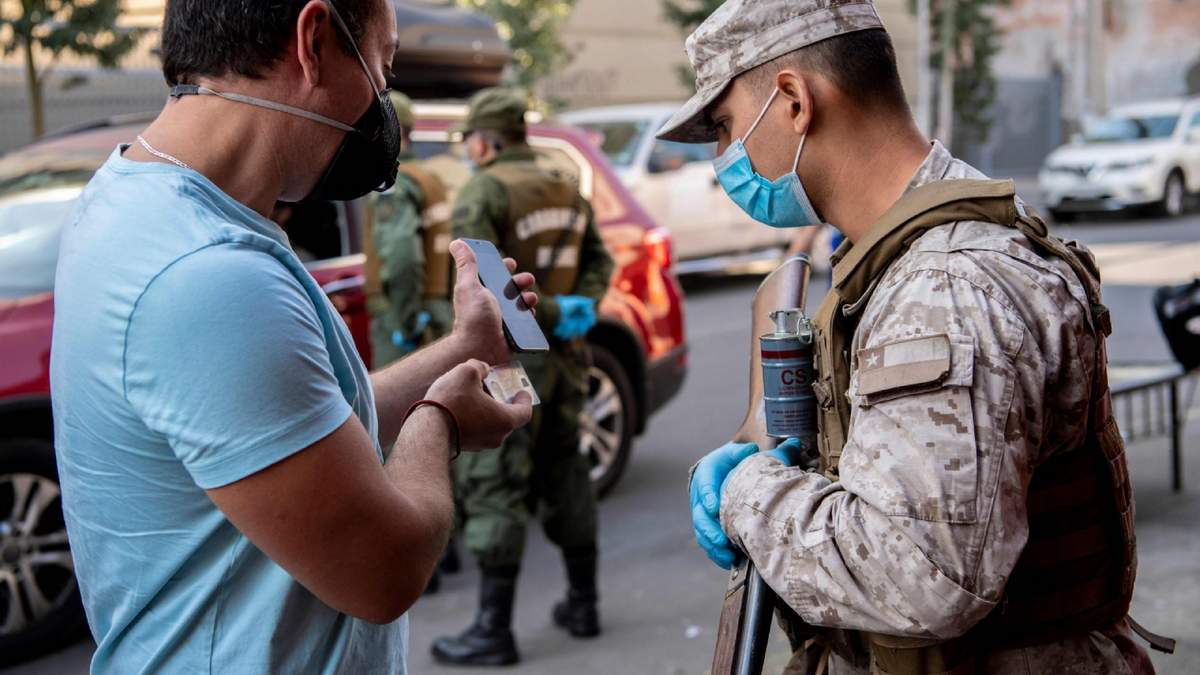 Un chile le muestra su permiso de circulación a un carabinero. Fuente: (Twitter)