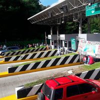 La CNTE toma casetas en las autopistas de Occidente y Siglo XXI en Michoacán