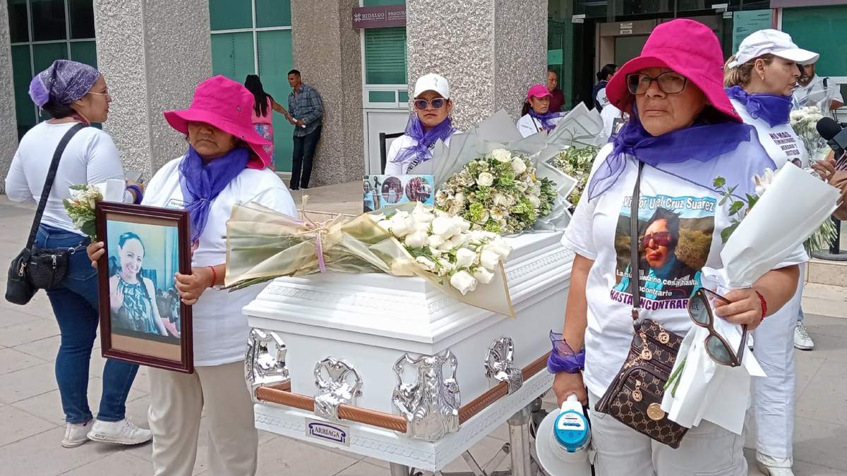 Familiares de Gloria Sintia Saldaña González realizan protesta ante la Procuraduría de Hidalgo