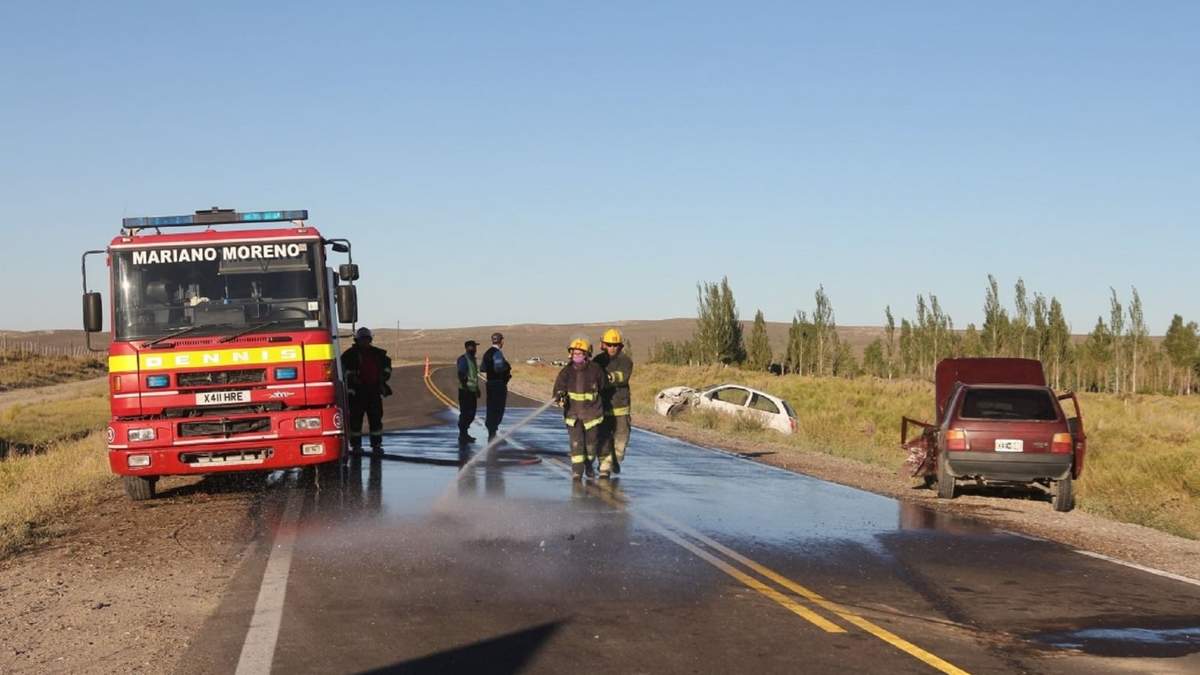 Bomberos de Mariano Moreno realizando tareas en el lugar del siniestro. Fuente: (Twitter)