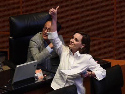 Lilly Téllez insulta a Citlalli Hernández por leer "El Rey del Cash"; la tunden hasta sus aliados