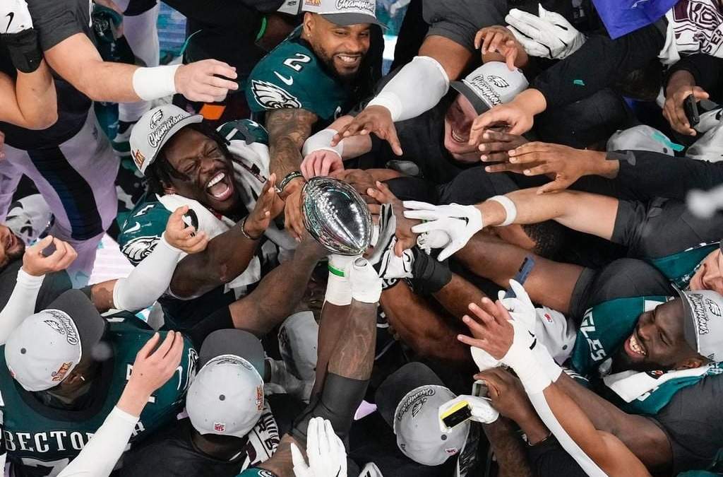 Jugadores de los Eagles de Filadelfia celebran con el trofeo Vince Lombardi tras ganar el Super Bowl LIX