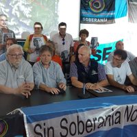 Incidentes y heridos en una marcha contra el magnate Joe Lewis en Lago Escondido