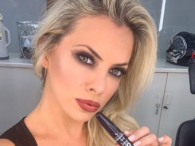 ¿Cuál elegís? Alejandra Maglietti se sumó al "Dolly Parton Challenge" ¡Atención a las fotos!
