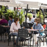 La polémica por habilitar veredas para los bares llegó a Buenos Aires
