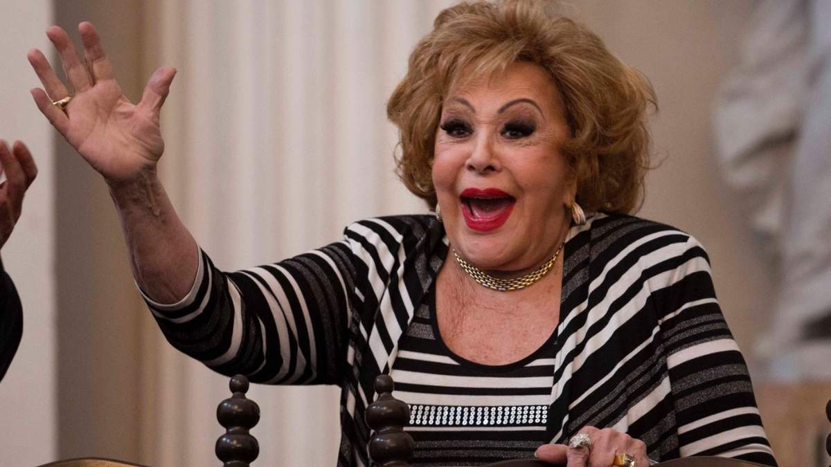 La actriz mexicana Silvia Pinal sonríe durante la presentación de su libro "Esta Soy Yo", en la Feria Internacional del Libro en el Palacio de Minería de Ciudad de México, el viernes 19 de febrero de 2016