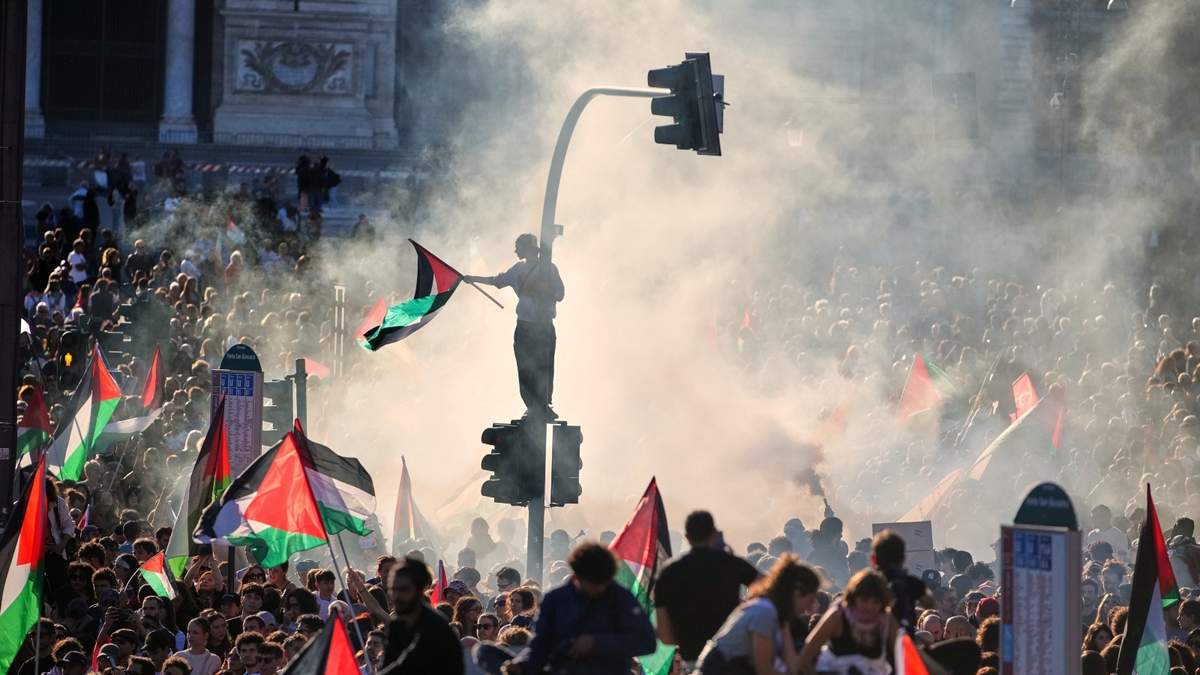 Manifestantes propalestinos se congregan en la plaza de San Giovanni de Roma