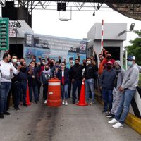 Profesores de la CNTE toman casetas en Michoacán; les deben dos quincenas