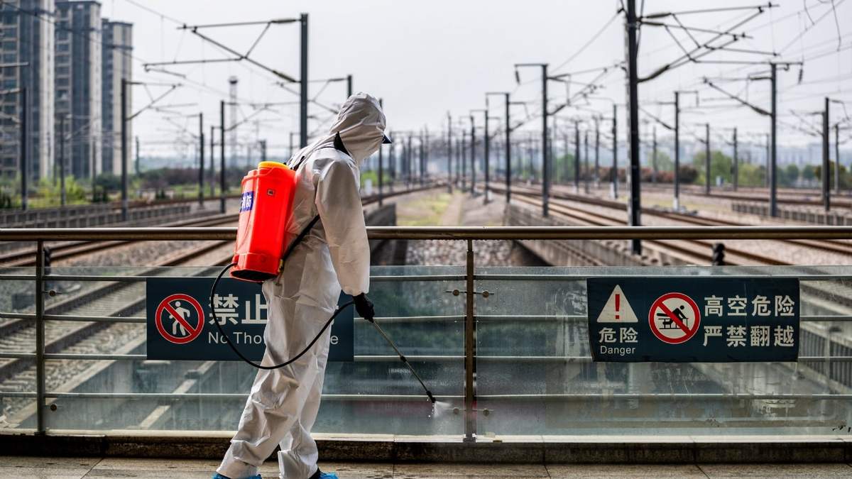 Las autoridades en China sanitizan toda la ciudad constantemente. Fuente: (Twitter)