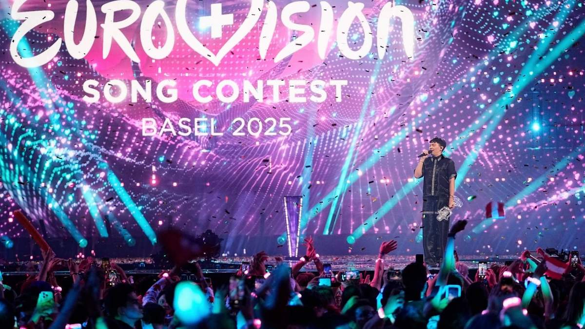JJ, de Austria, con su trofeo tras ganar el Festival Eurovision en Basiela, Suiza