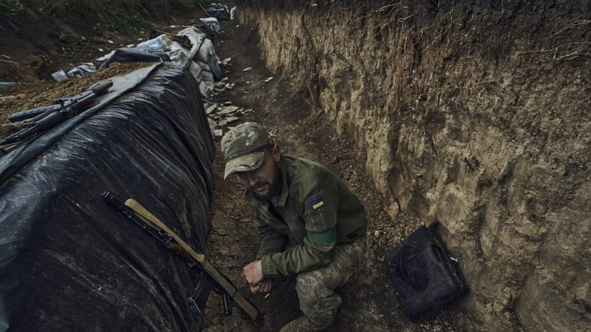 Un soldado ucraniano se sienta en una trinchera en el frente cerca de Bájmut, en la región de Donetsk, Ucrania