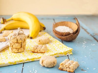 Galletas de banana y coco súper crocantes y en pocos minutos: sin harina ni azúcar, una receta fit para comer sin culpa