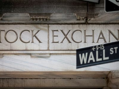 Caen las acciones argentinas en Wall Street y hay alerta global por un posible "lunes negro"