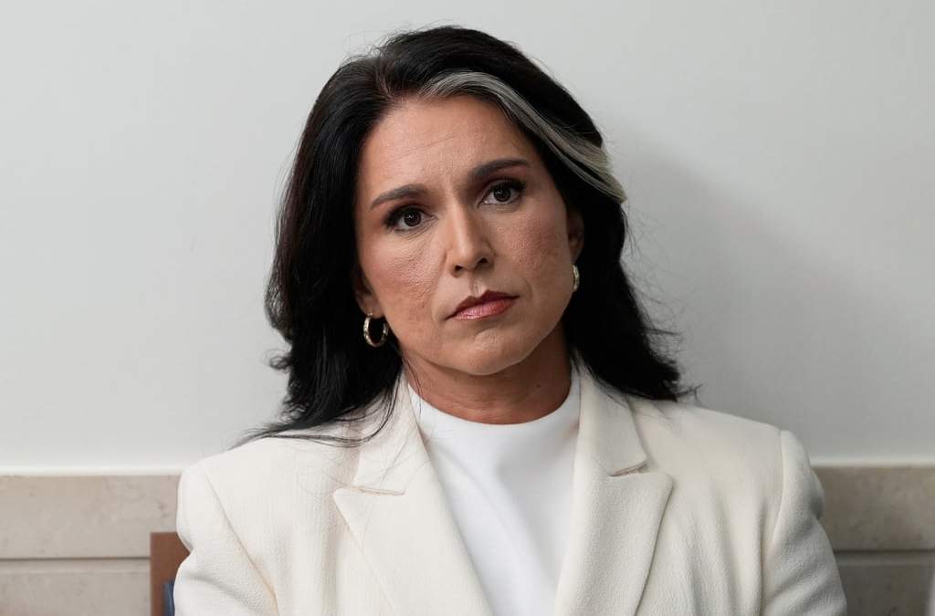 ARCHIVO - La directora de Inteligencia Nacional, Tulsi Gabbard, escucha en la sala de prensa James Brady de la Casa Blanca, el 23 de julio de 2025, en Washington