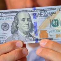 El dólar blue bajó 1 peso y cotiza a $137