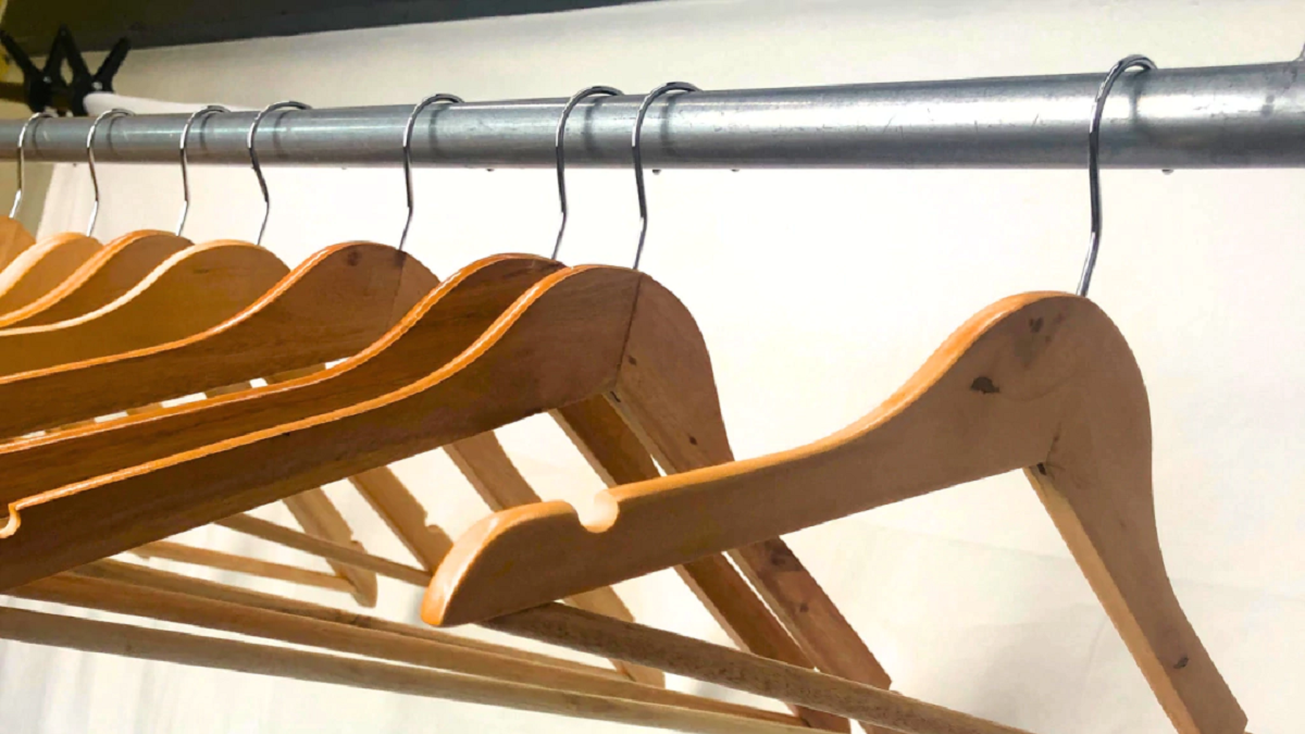 Cómo reciclar con perchas de madera. Fuente: (X)