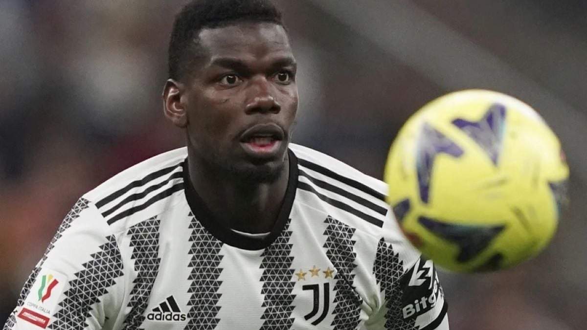 Paul Pogba, de la Juventus, controla el balón durante un partido de fútbol de la Copa Italia entre el Inter y la Juventus, en el Estadio Giuseppe Meazza San Siro, en Milán, Italia, el 26 de abril de 2023