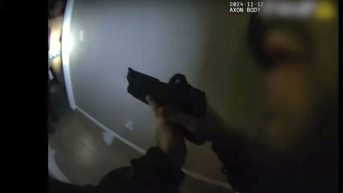 Esta imagen de la cámara corporal de un policía proporcionada por la Policía Metropolitana de Las Vegas muestra a la policía respondiendo a una invasión a una casa el 12 de noviembre de 2024 en Las Vegas.
