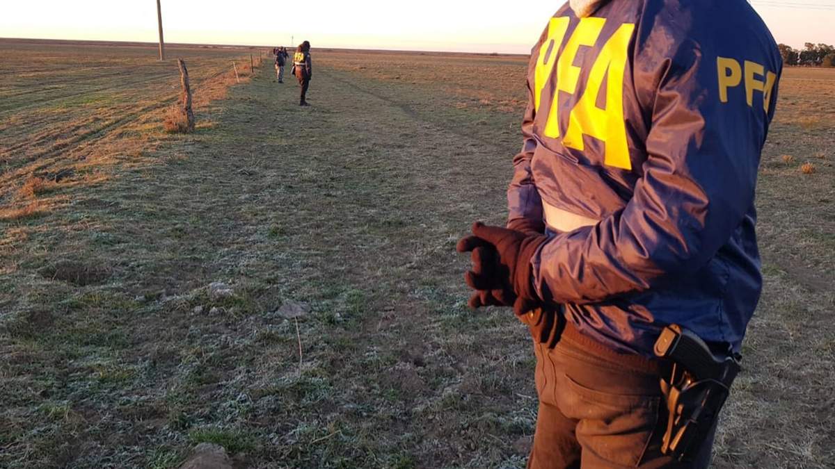 Rastrillaje de la Policía Federal en la zona de Villarino. (Fuente: Twitter)