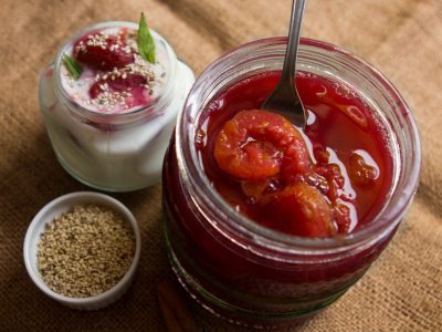 Ciruelas en almíbar: cómo preparar esta delicia con 2 ingredientes y que podés guardar por mucho tiempo