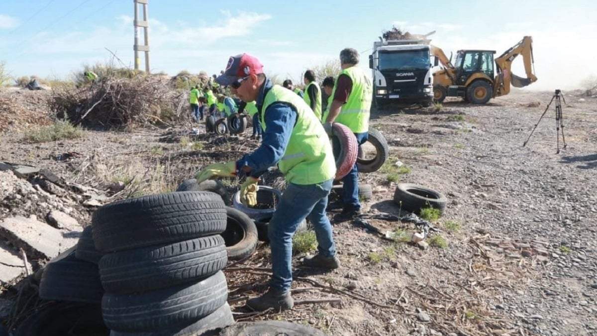 Gran cantidad de neumáticos entre los residuos que arrojan en el lugar. Fuente: (Mejor Informado)